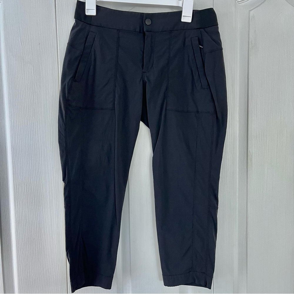 Athleta Women’s Capris Pants Size 8P Black Nylon Spandex Blend. Zip/snap closure